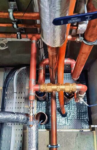 https://mirrabookaplumber.com.au/uploads/2025/06/commercial-plumbing-390382.jpg